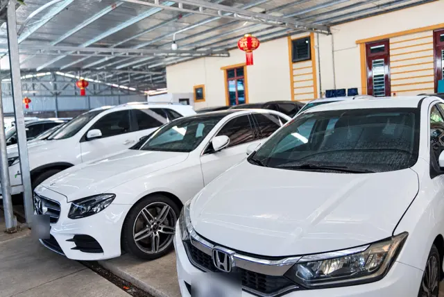 Xe sedan đỗ ngay ngắn dưới mái che treo đèn lồng tại bãi gửi xe Dũng Lợi