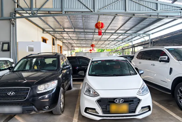 Ô đỗ kẻ vạch trắng dưới mái che tại bãi gửi xe Dũng Lợi Nội Bài